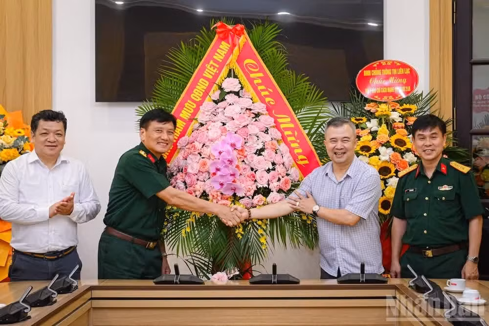 越南《人民报》社党委常委、科学与环境部主任丁双灵会见越南人民军总参谋部政治副主任范文雄大校和工作代表团。