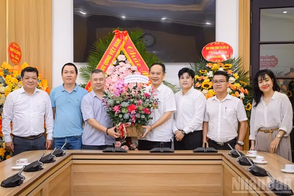 越南《人民报》社党委常委、科学与环境部主任丁双灵会见越南人体组织器官捐献动员协会副主席兼秘书长、国家人体器官移植协调中心副主任阮黄福和工作代表团。