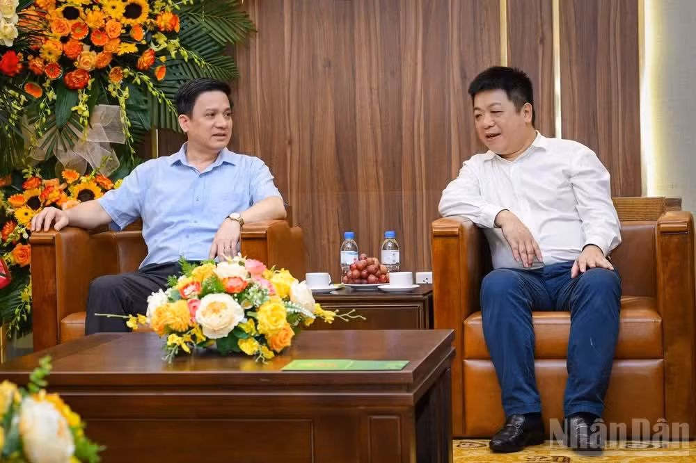 越南《人民报》社党委副书记、副总编辑桂廷原会见以越南农民协会副主席范进南为团长的越南农民协会中央委员会代表团。