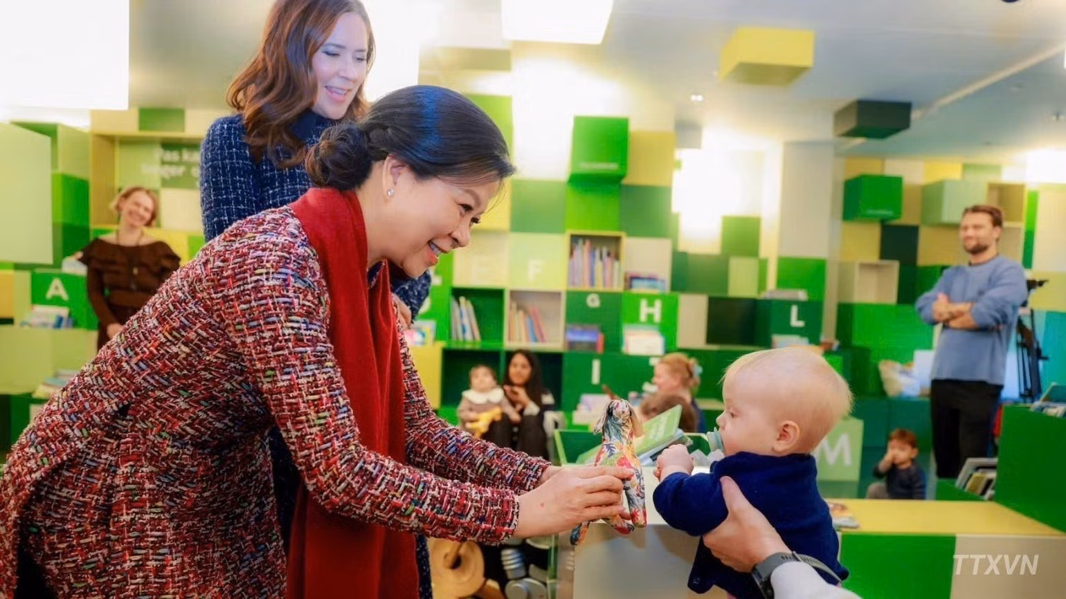 越共中央总书记、国家主席苏林夫人吴芳璃和丹麦王后玛丽参观BIBLIOTEKET Rentemestervej图书馆及社区文化中心内的幼儿活动区。（图片来源：越通社）