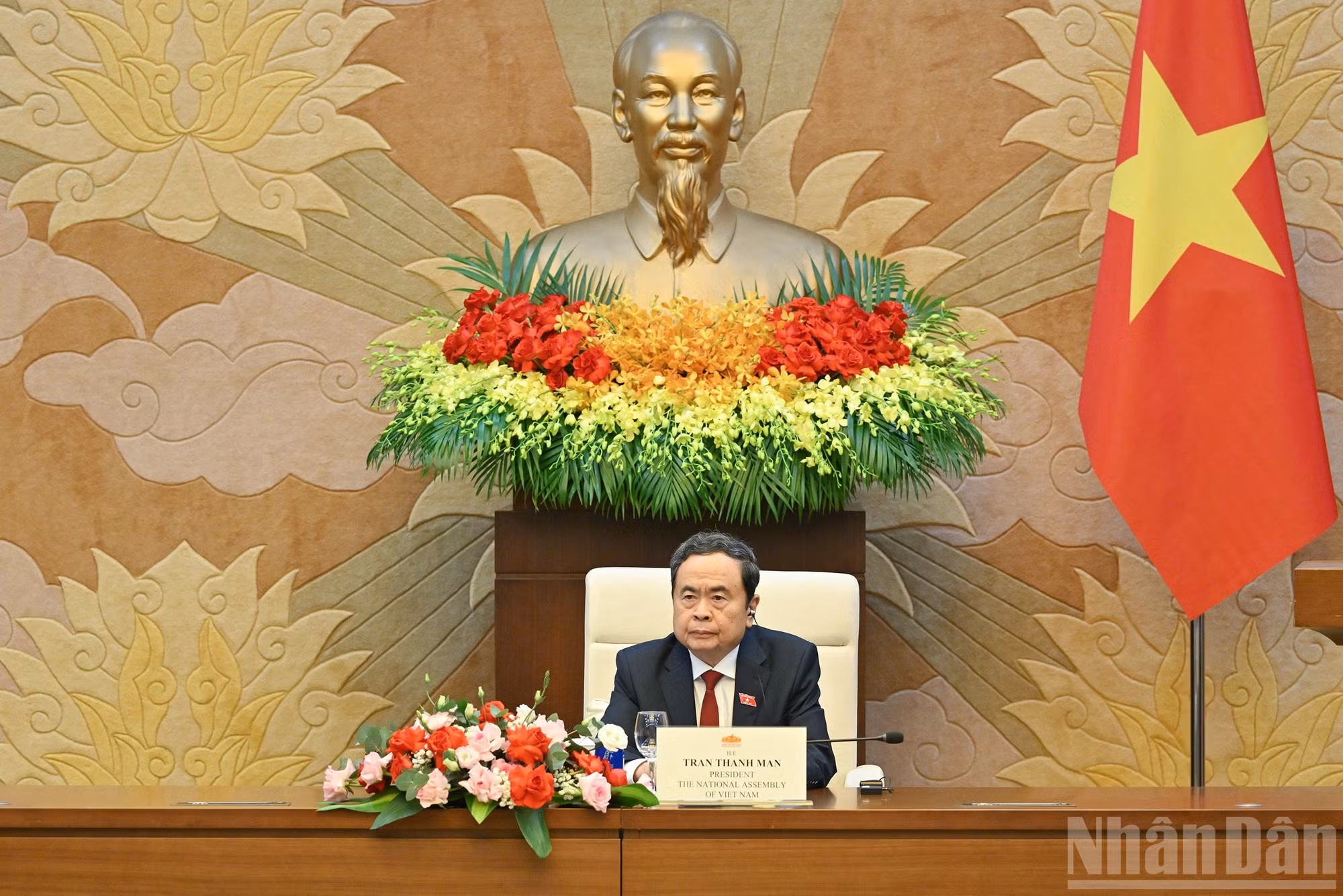 越南国会主席陈青敏主持会见。