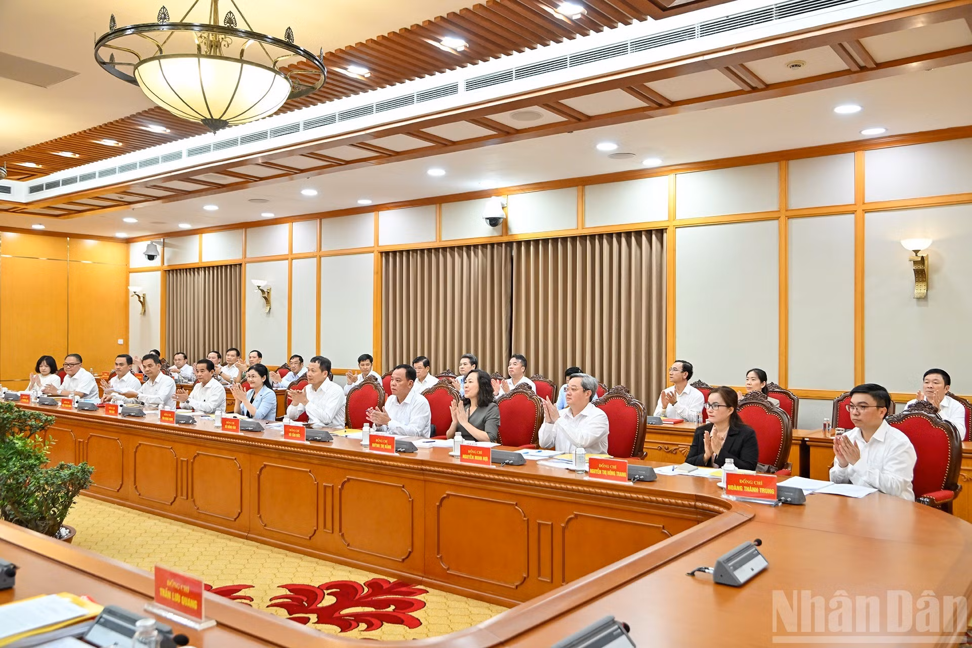 同奈省省委常委会各位代表出席会议。