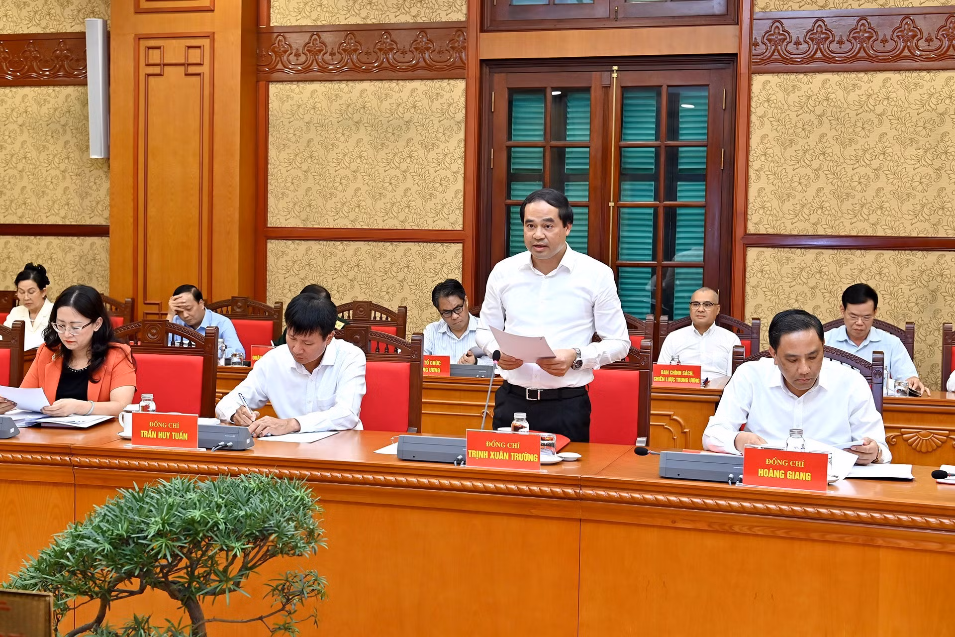 老街省省委书记郑春长在会上作报告。