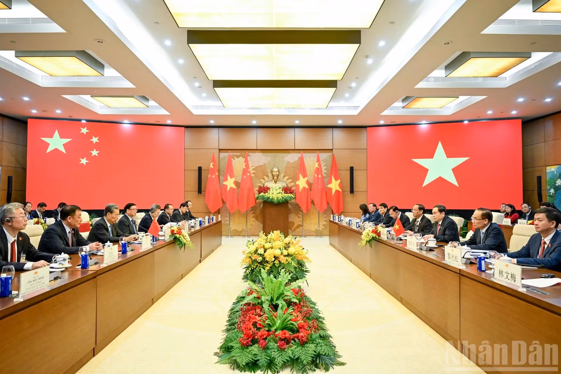 越南国会主席陈青敏与中国全国人民代表大会常务委员会委员长赵乐际于2025年8月31日在河内举行会谈的场景。（维灵 摄）