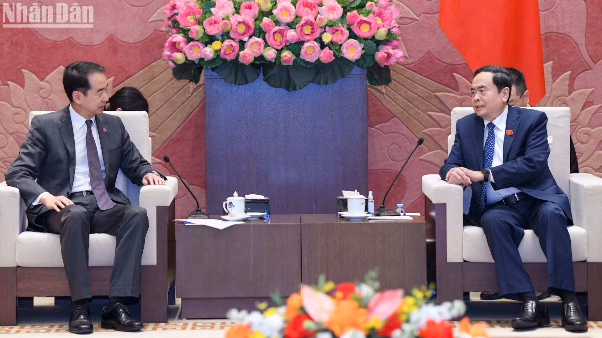 2026年1月9日，越南国会主席陈青敏在国会大厦会见中国驻越南大使何炜。（维灵 摄）