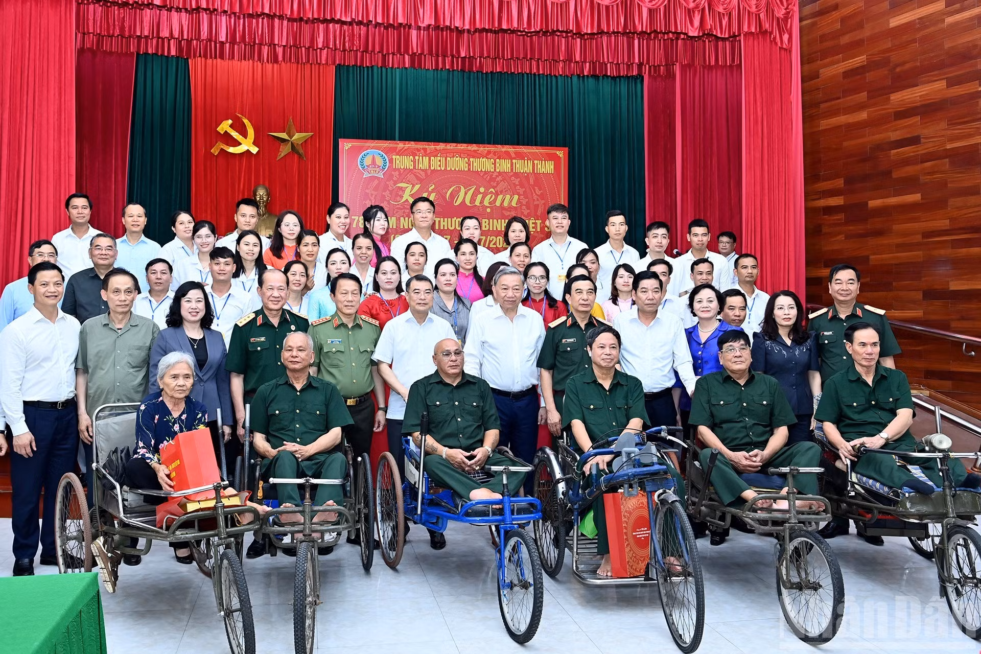 苏林总书记和和各位代表以及荣军代表合影留念。