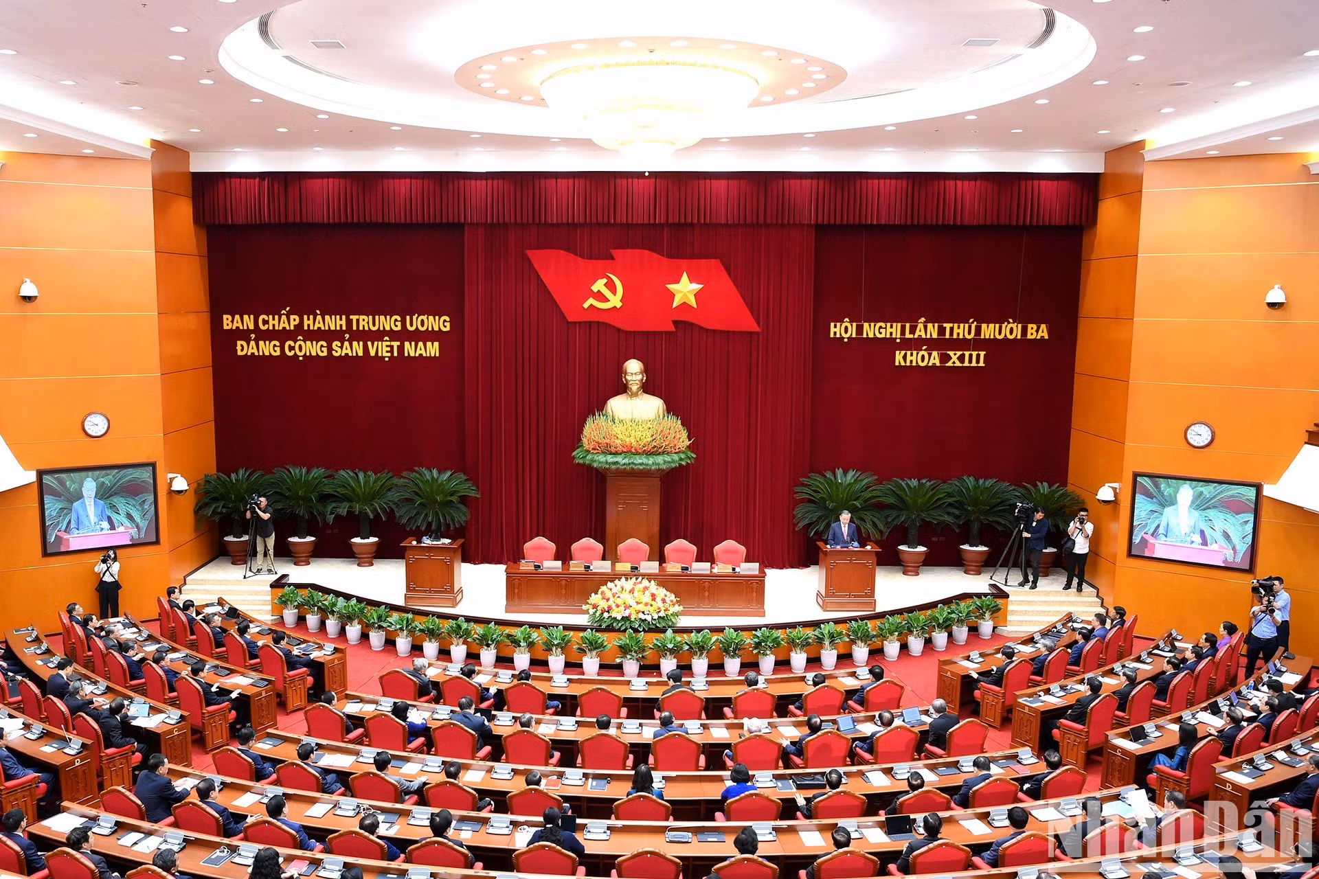 苏林总书记在会上致闭幕词。