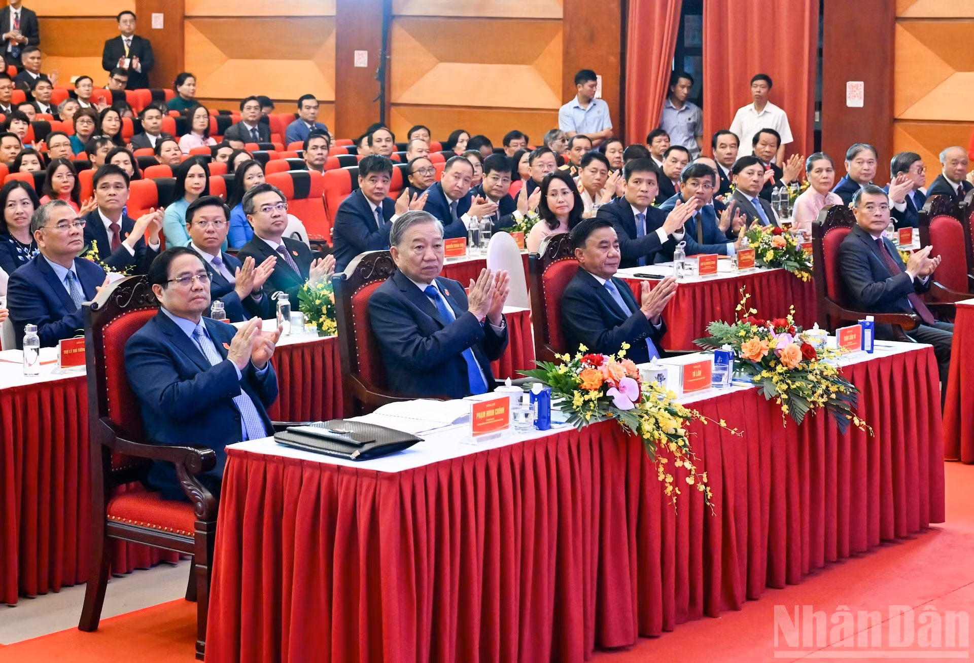 苏林总书记以及党和国家领导人出席大会。