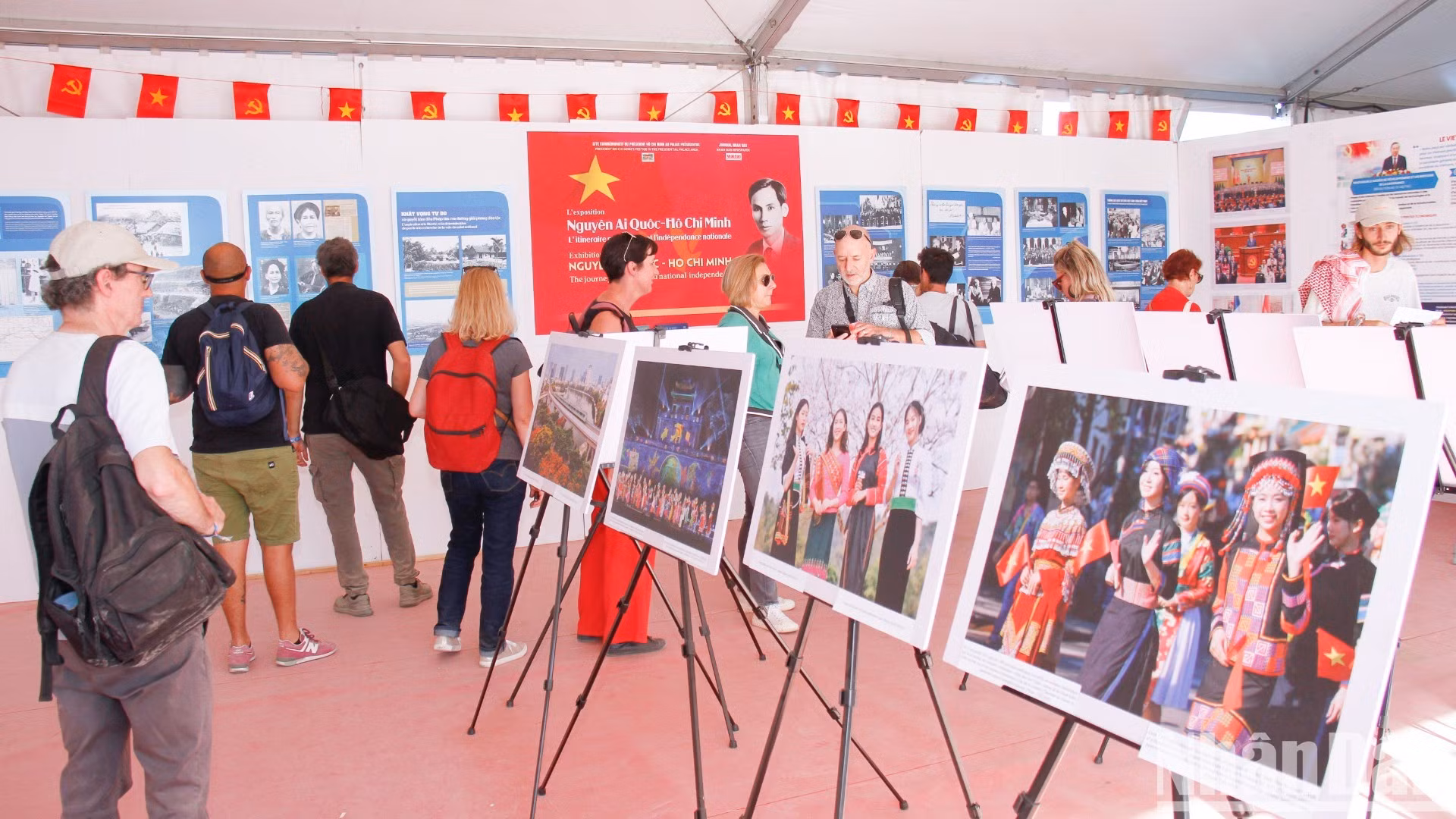 国际友人参观展位。