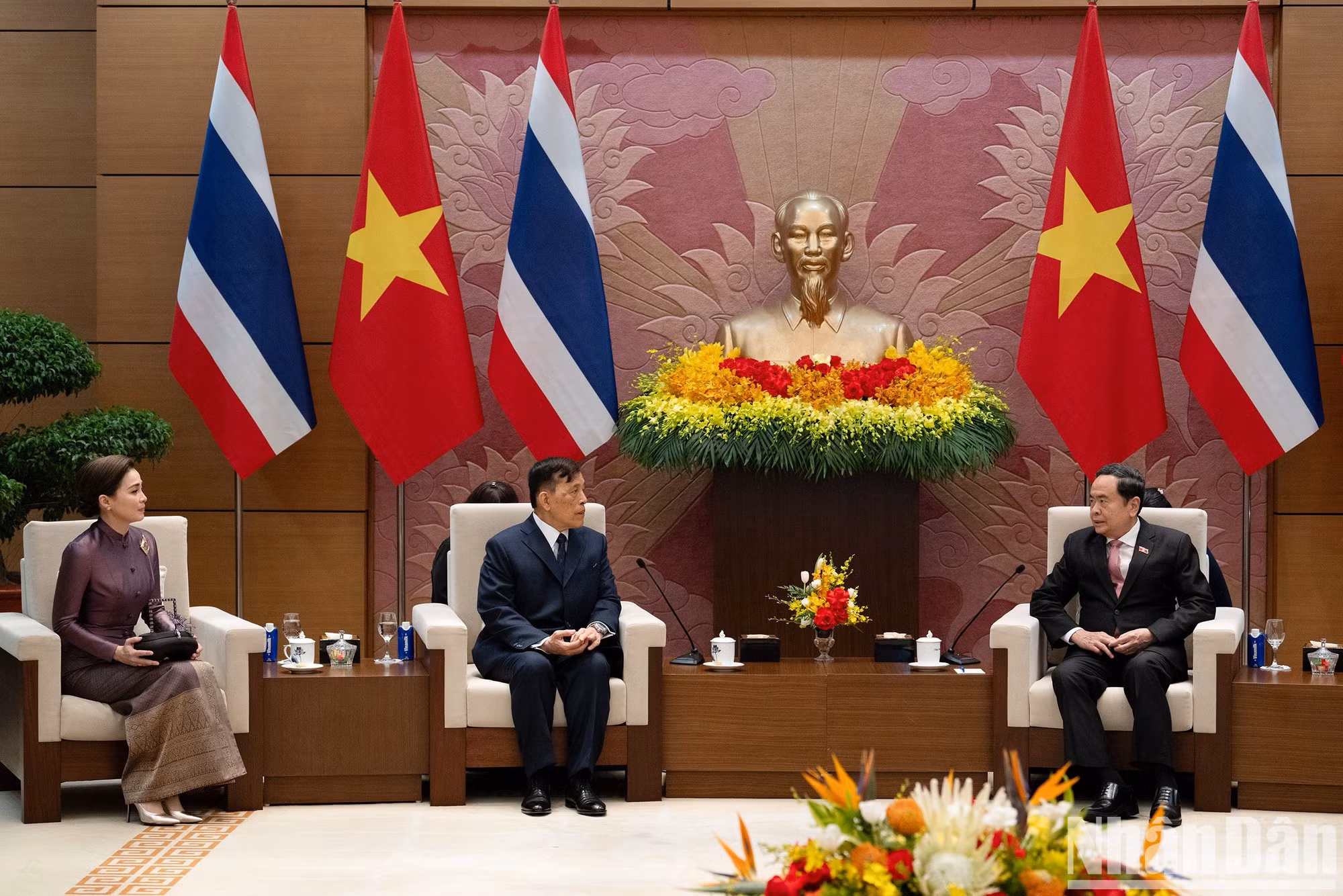 越南国会主席陈青敏会见泰国国王玛哈·哇集拉隆功与王后苏提达·帕查拉素塔皮蒙拉。