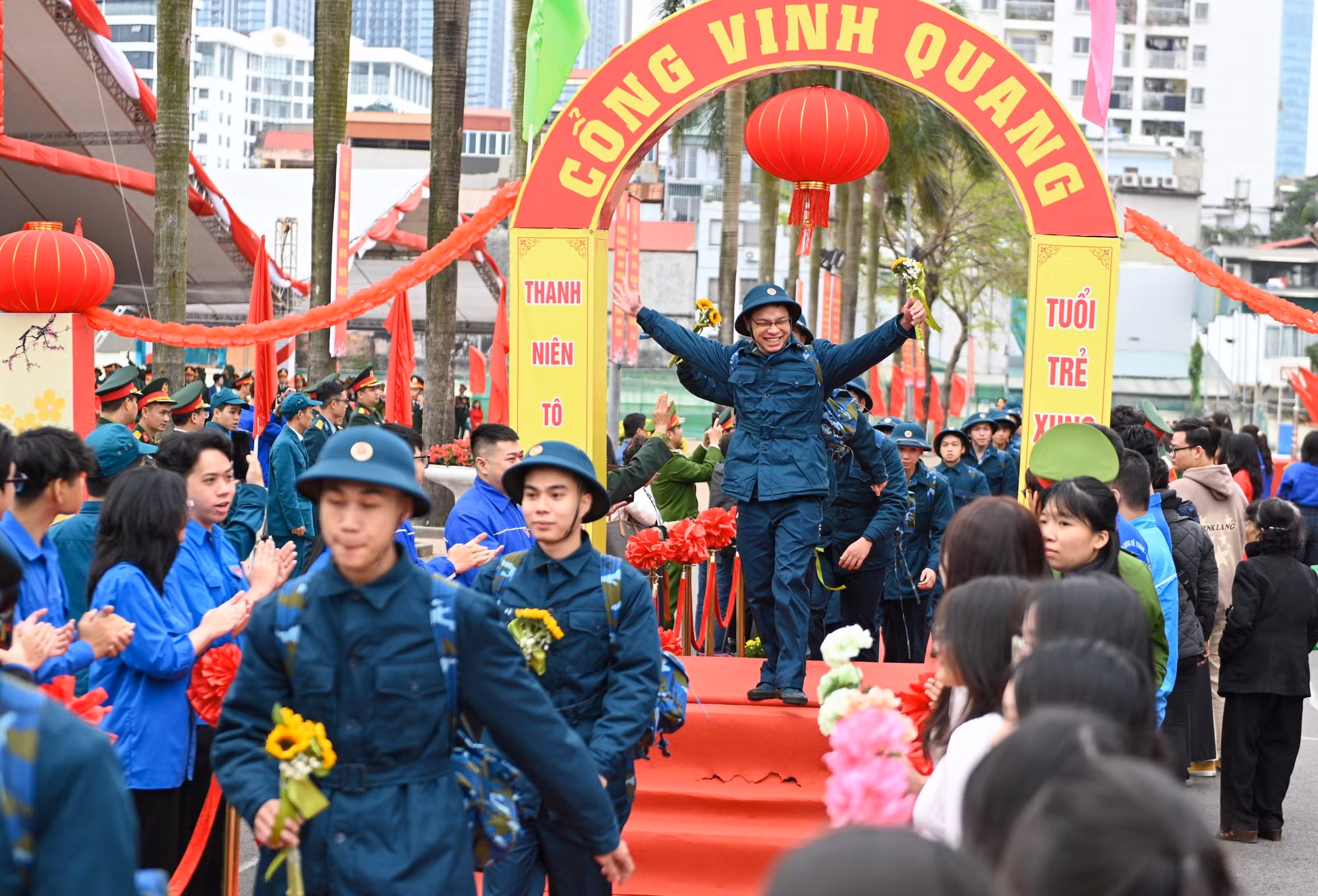 新兵们满怀喜悦地走过“光荣之门”，履行对祖国的神圣义务。