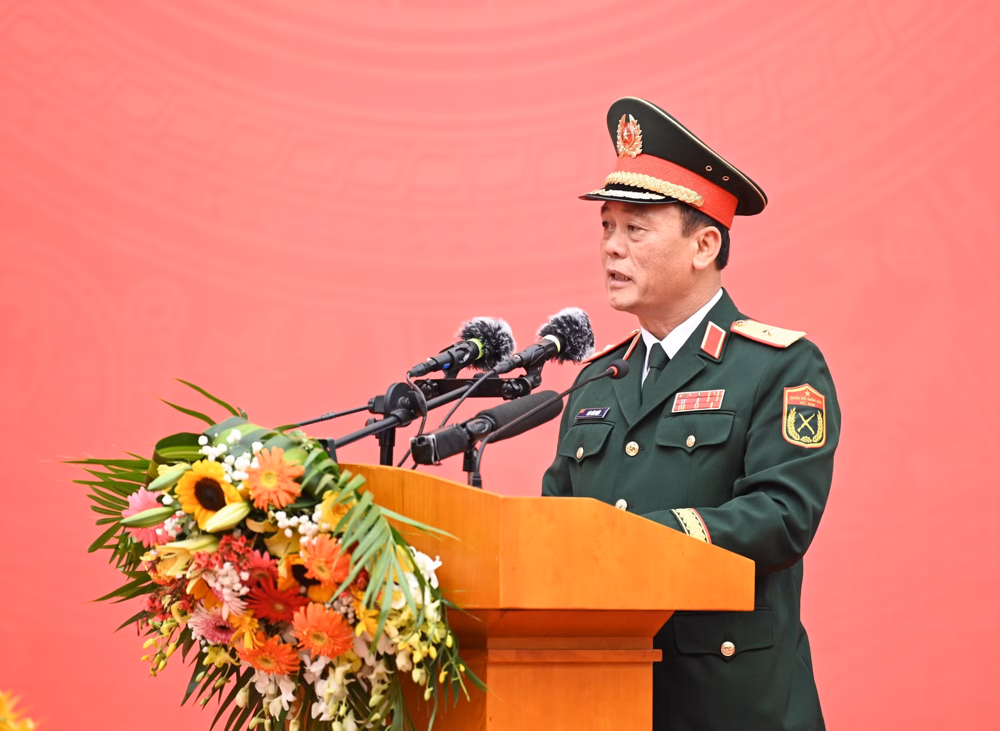 河内市委常委、首都司令部司令陶文认少将在新兵交接仪式上发表讲话。
