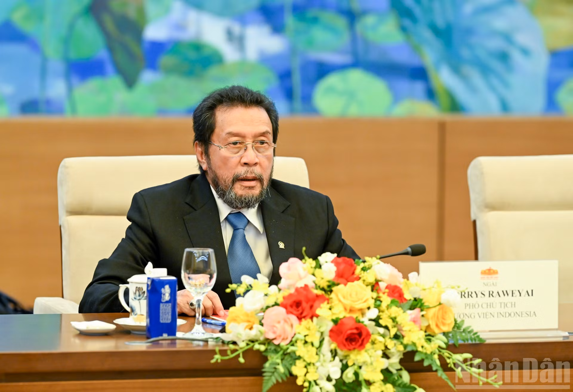 印尼地方代表理事会副主席尤利斯·拉韦艾在会见时发表讲话。