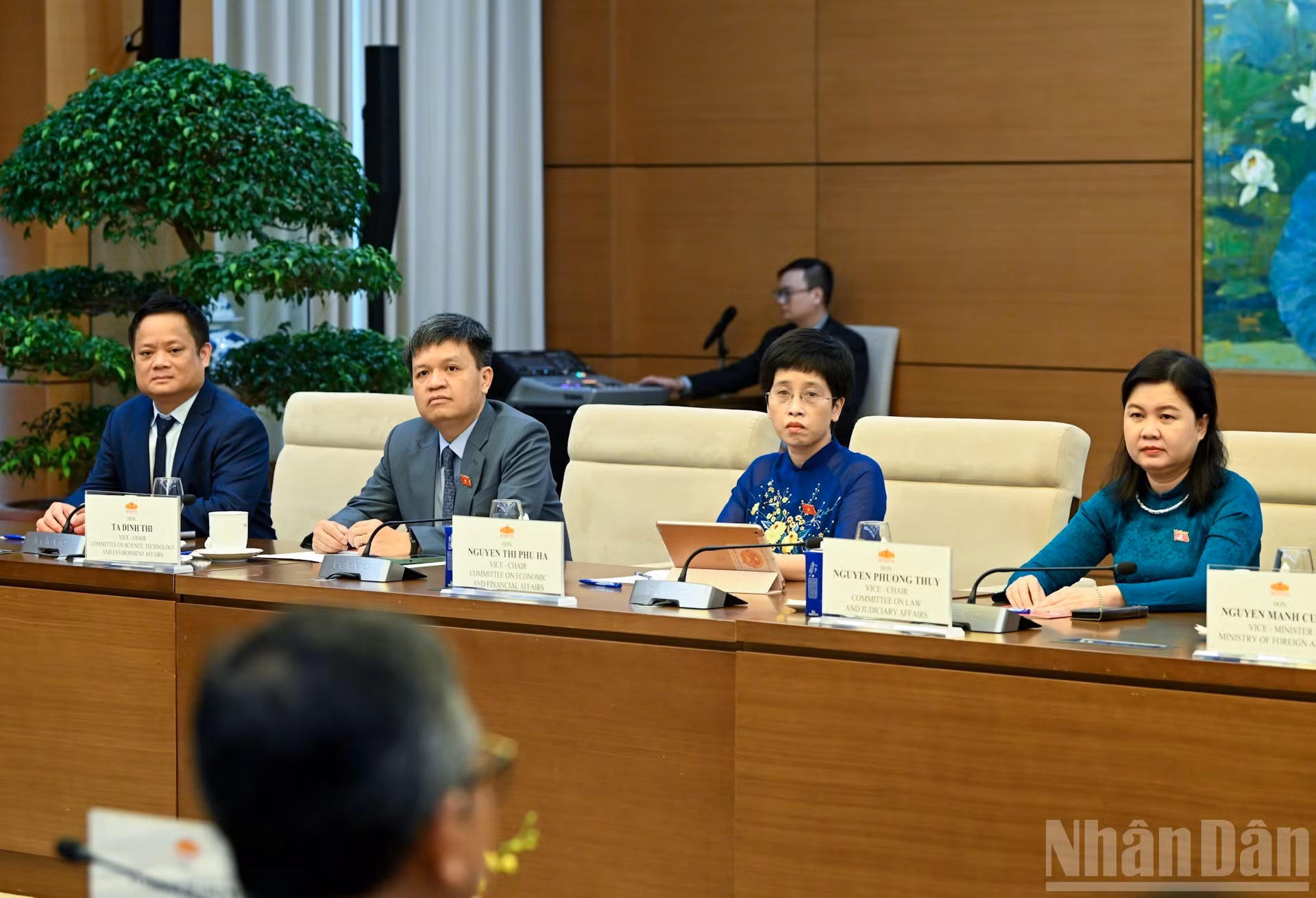 越南国会代表出席会见。