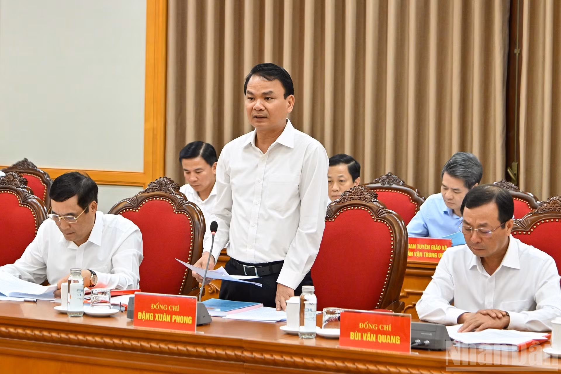 富寿省省委书记邓春峰在会上发表讲话。