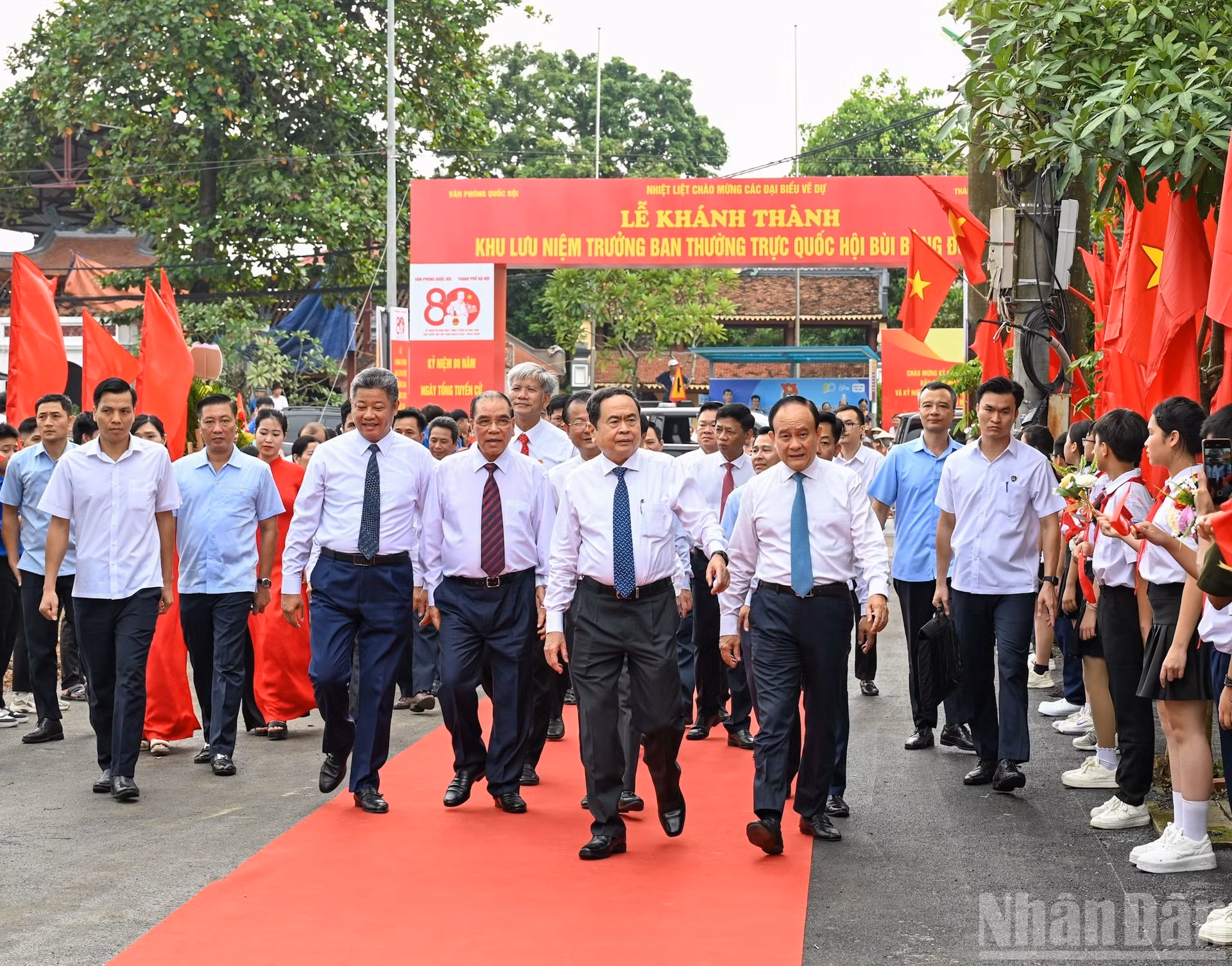 越南国会主席陈青敏、前越共中央总书记农德孟等各位代表出席仪式。