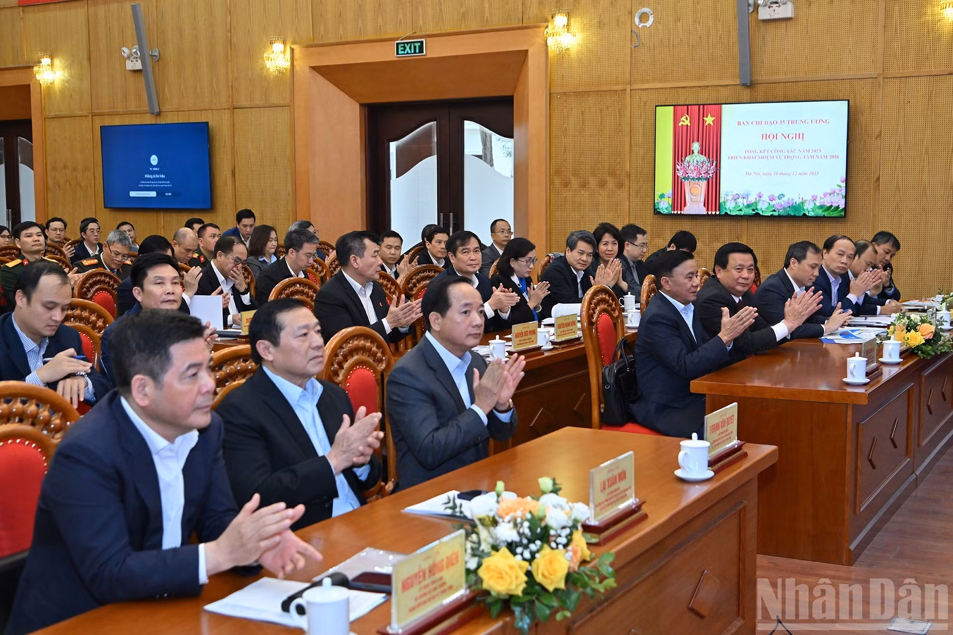 越共中央书记处常务书记陈锦秀以及各位代表出席会议。