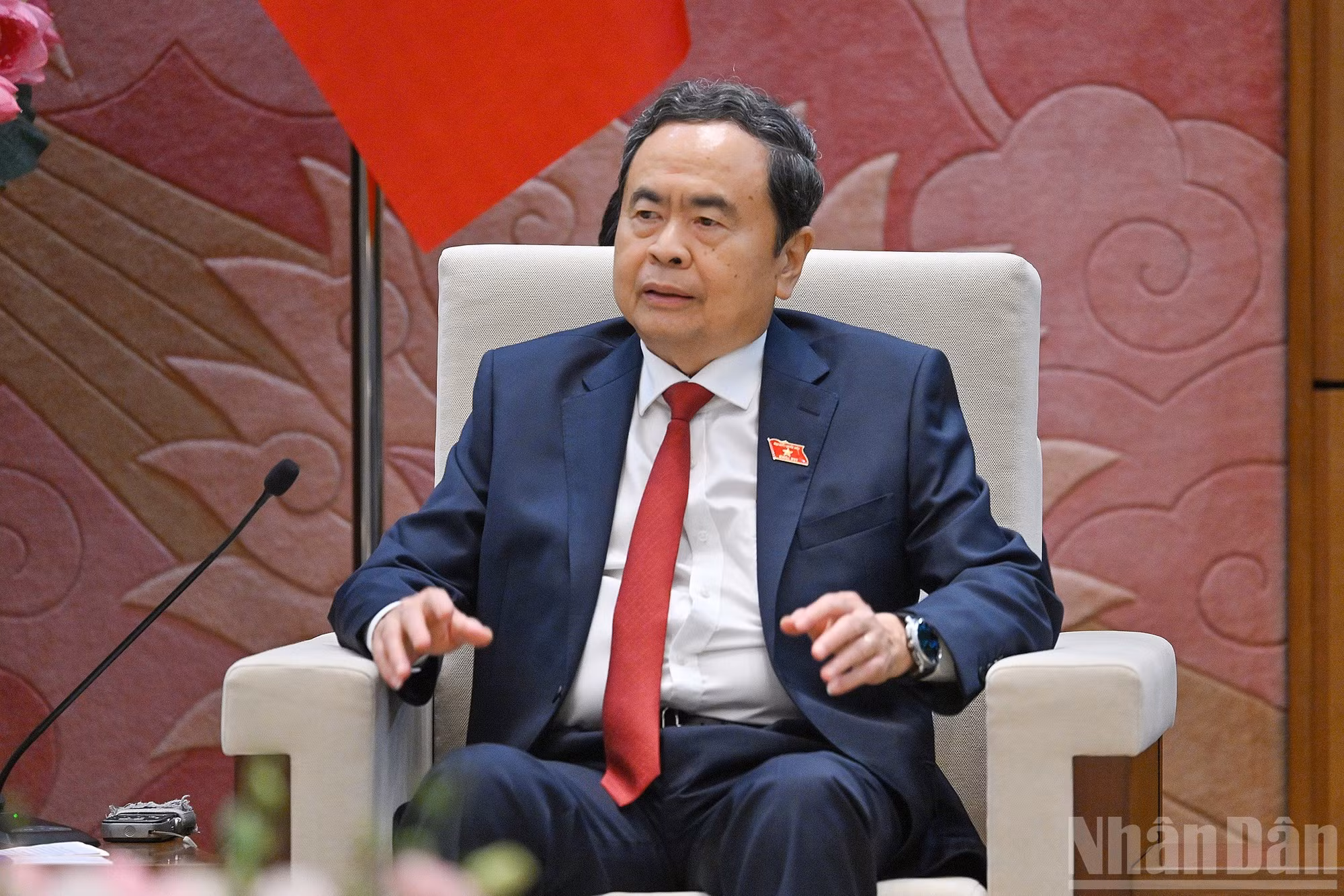 国会主席陈青敏在会上发表讲话。