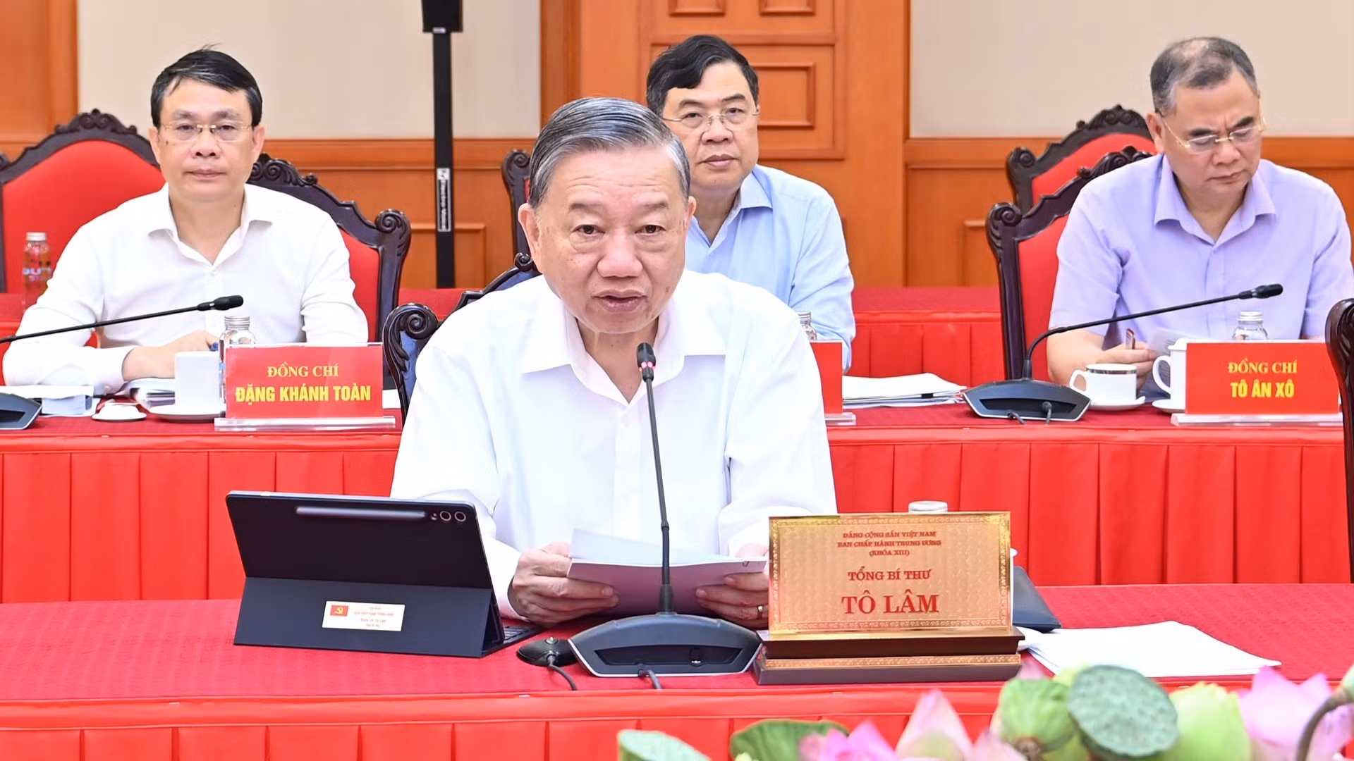 苏林总书记发表讲话。