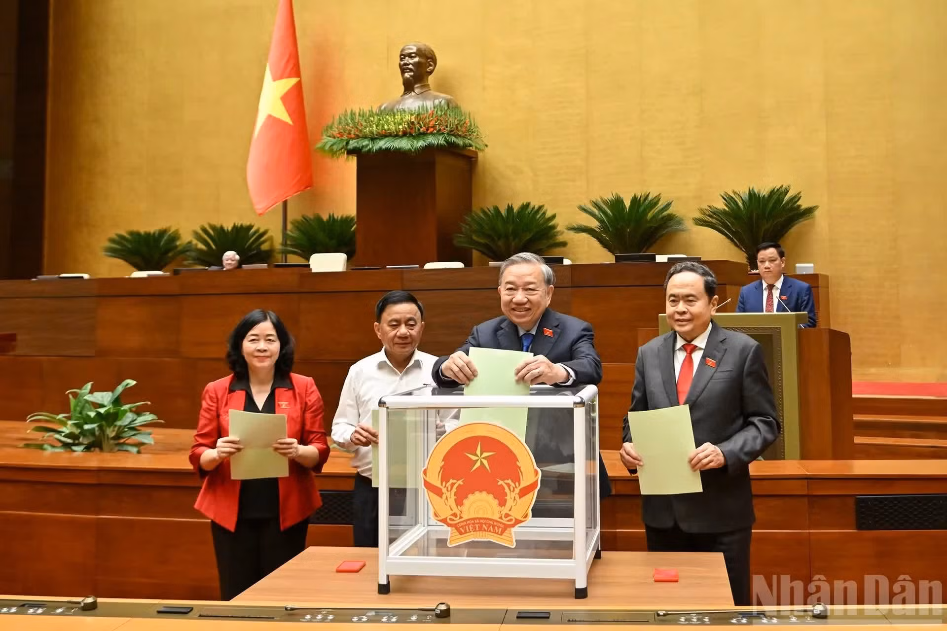越共中央总书记苏林在会议上投票。