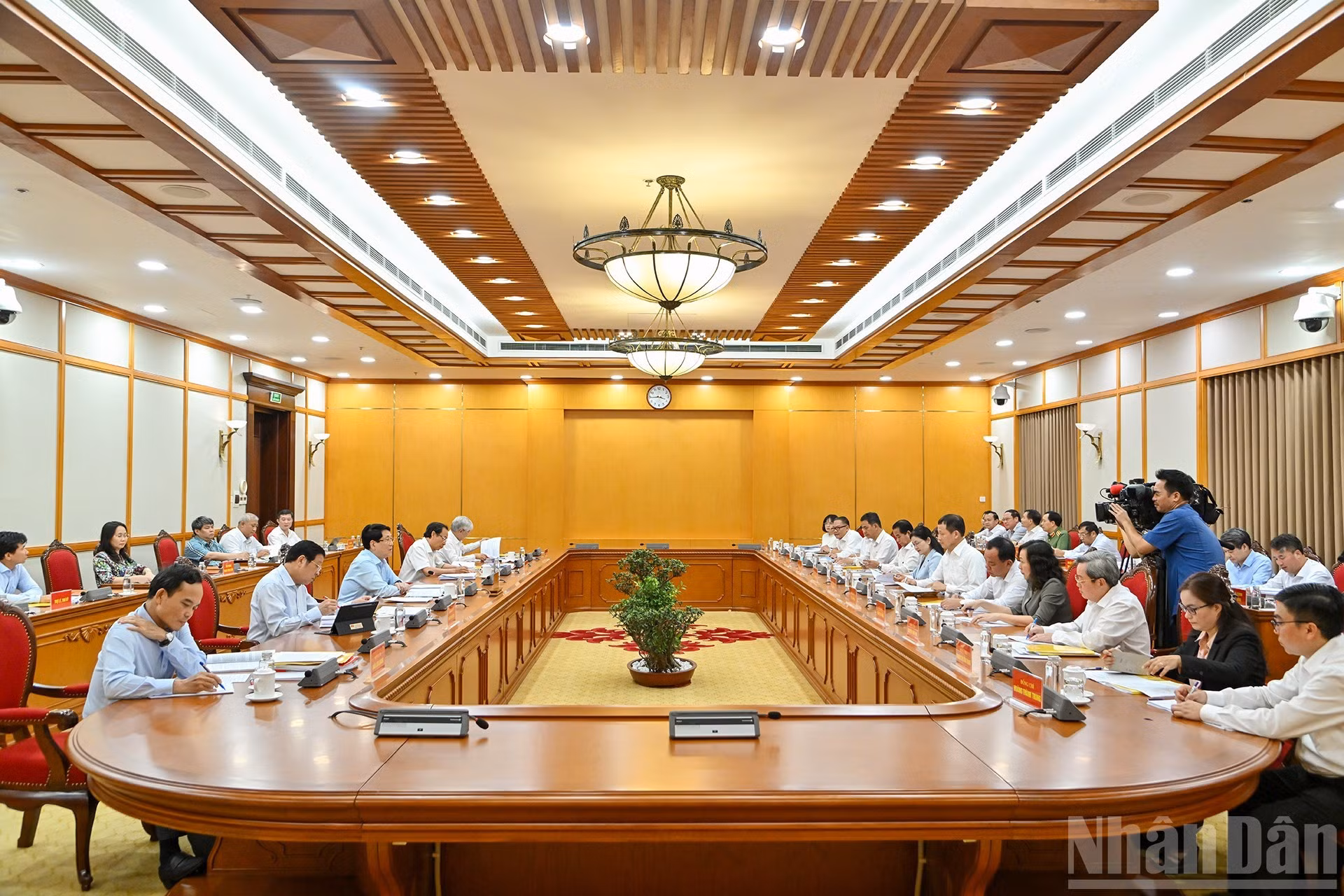 中央政治局与同奈省省委常委会进行的工作会议场景。