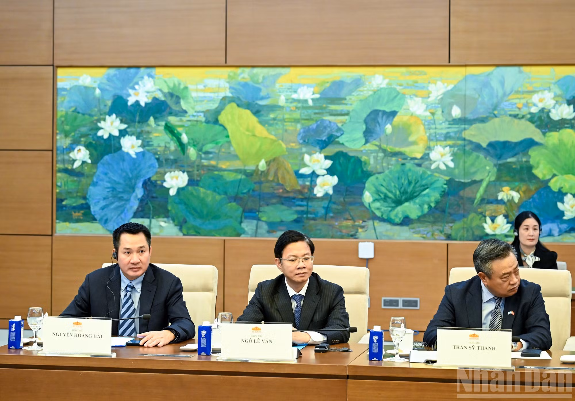 越南国会代表出席会见。