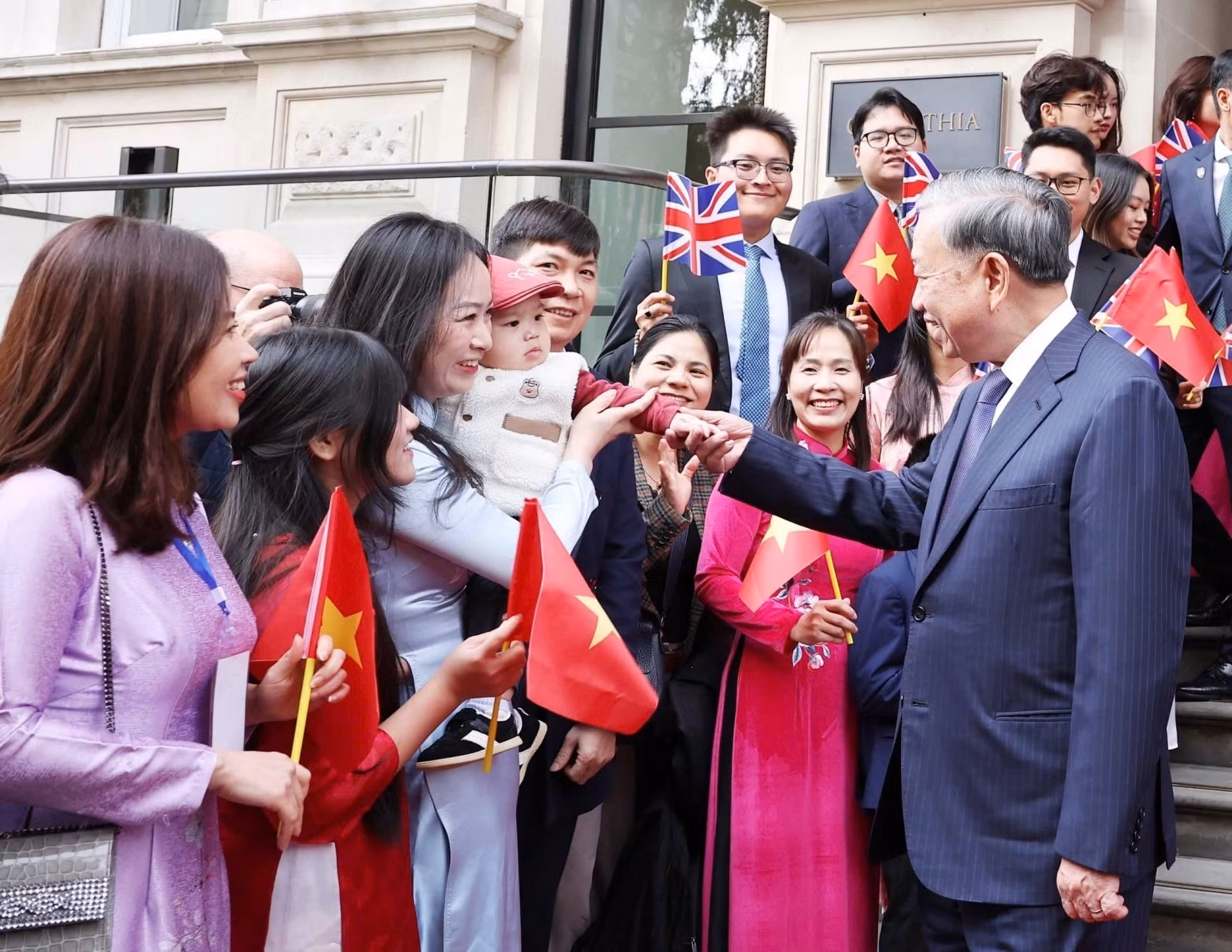 旅居英国越南人为苏林总书记和夫人送行。