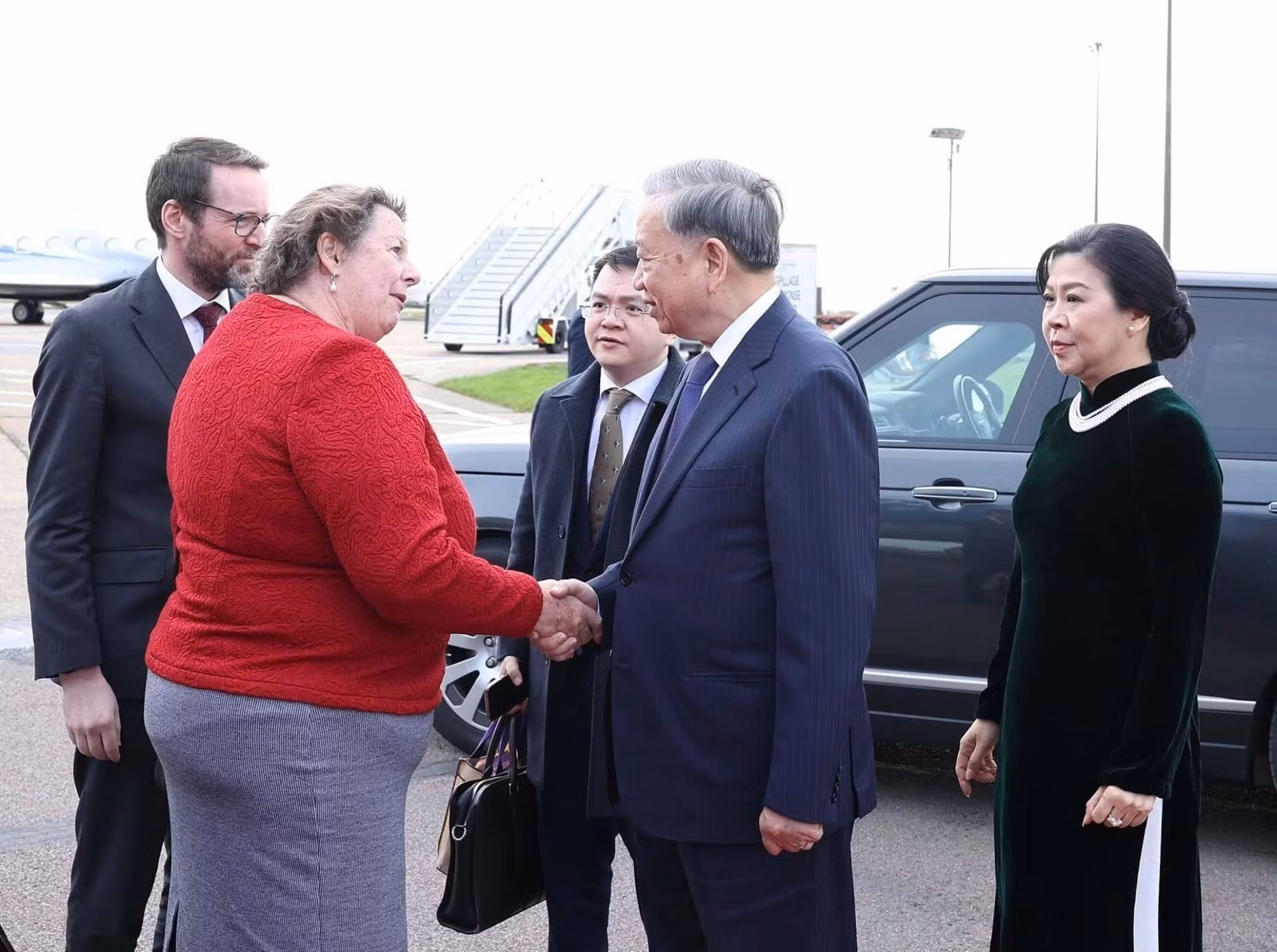 英国政府官员为苏林总书记及夫人送行。