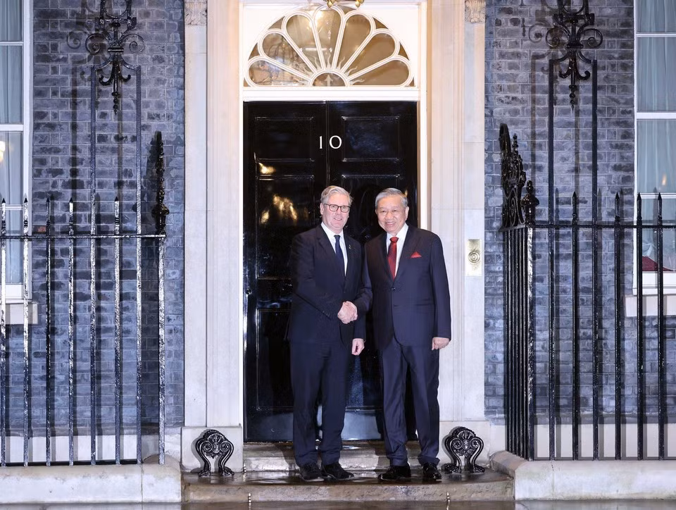 英国首相基尔·斯塔默迎接越共中央总书记苏林。