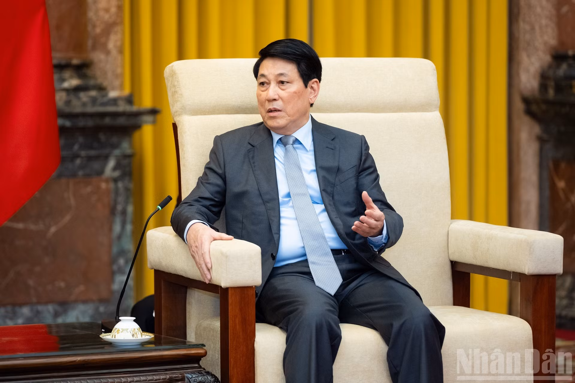 越南国家主席梁强在会上发表讲话。