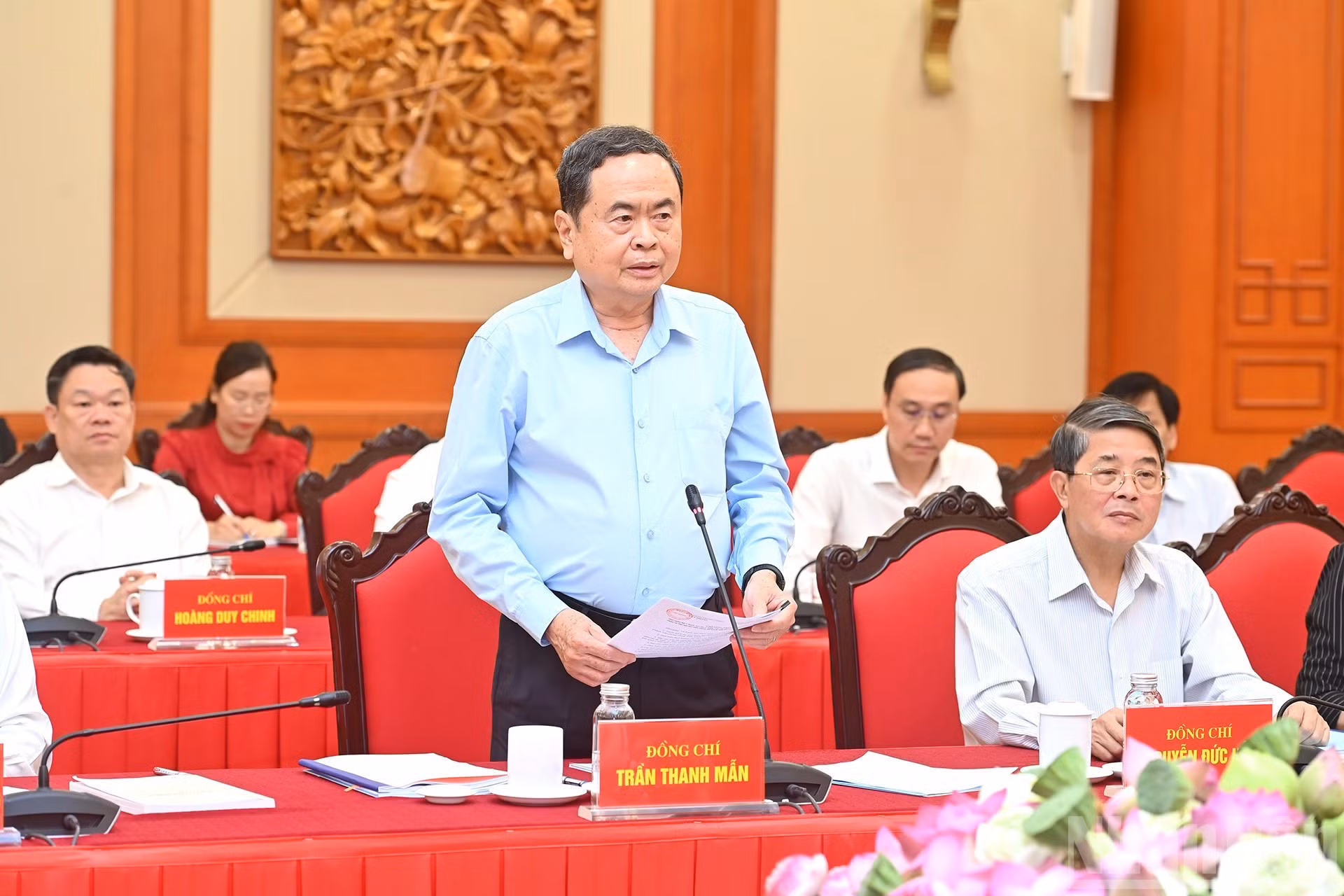 越共中央政治局委员、国会党委书记、国会主席陈青敏在会上发表讲话。