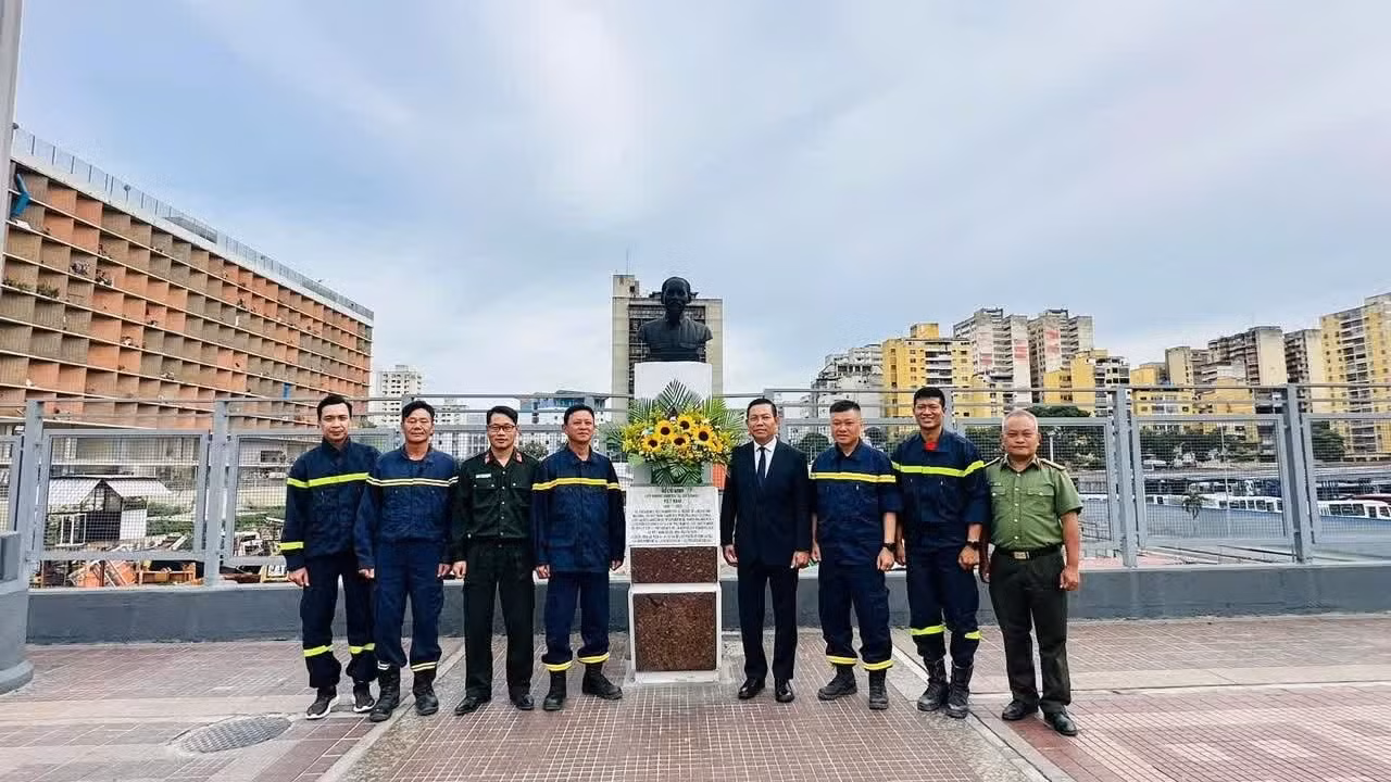 武中美大使与越南公安部救援团成员在胡志明主席雕像旁合影留念。