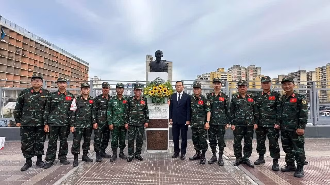 武中美大使与越南人民军总参谋部救援救难局副局长、工作团团长范文巳少将及工作团成员，在胡志明主席雕像旁合影留念。