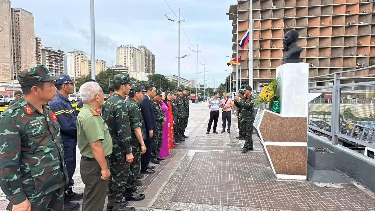 越南救援抢险队与越南驻委内瑞拉大使馆干部人员，在委内瑞拉首都加拉加斯西蒙·玻利瓦尔大道的胡志明主席雕像前敬献鲜花，缅怀胡志明主席。