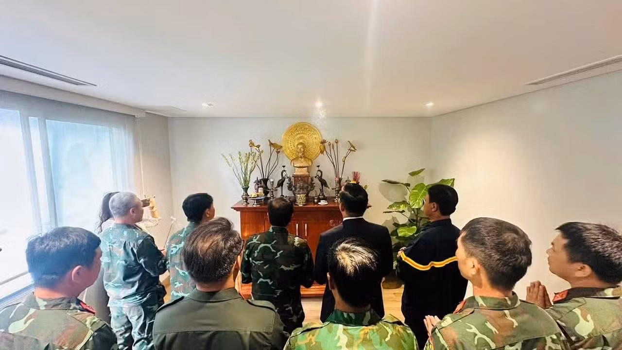越南救援抢险队在越南驻委内瑞拉大使馆驻地的胡志明主席祭台前上香。