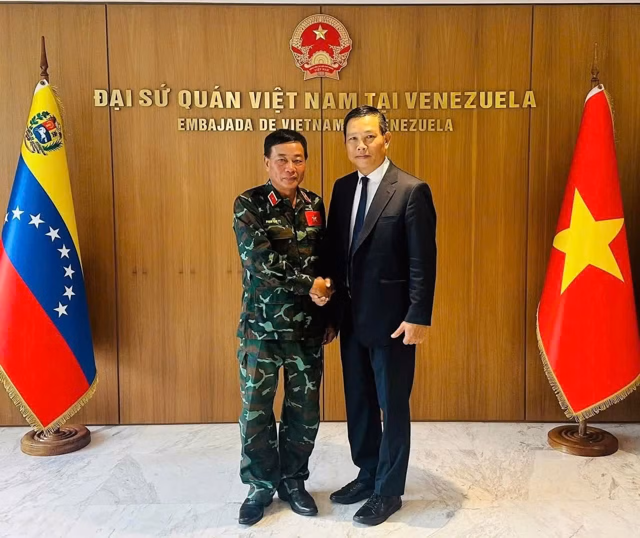 武中美大使与范文巳少将在越南驻委内瑞拉大使馆合影。
