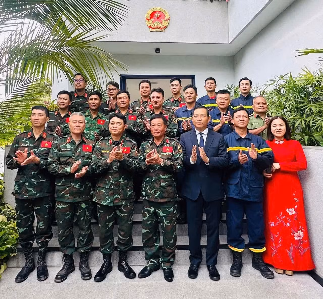 越南救援抢险队成员与委内瑞拉使馆干部人员合影留念。（图片来源：越南驻委内瑞拉大使馆）