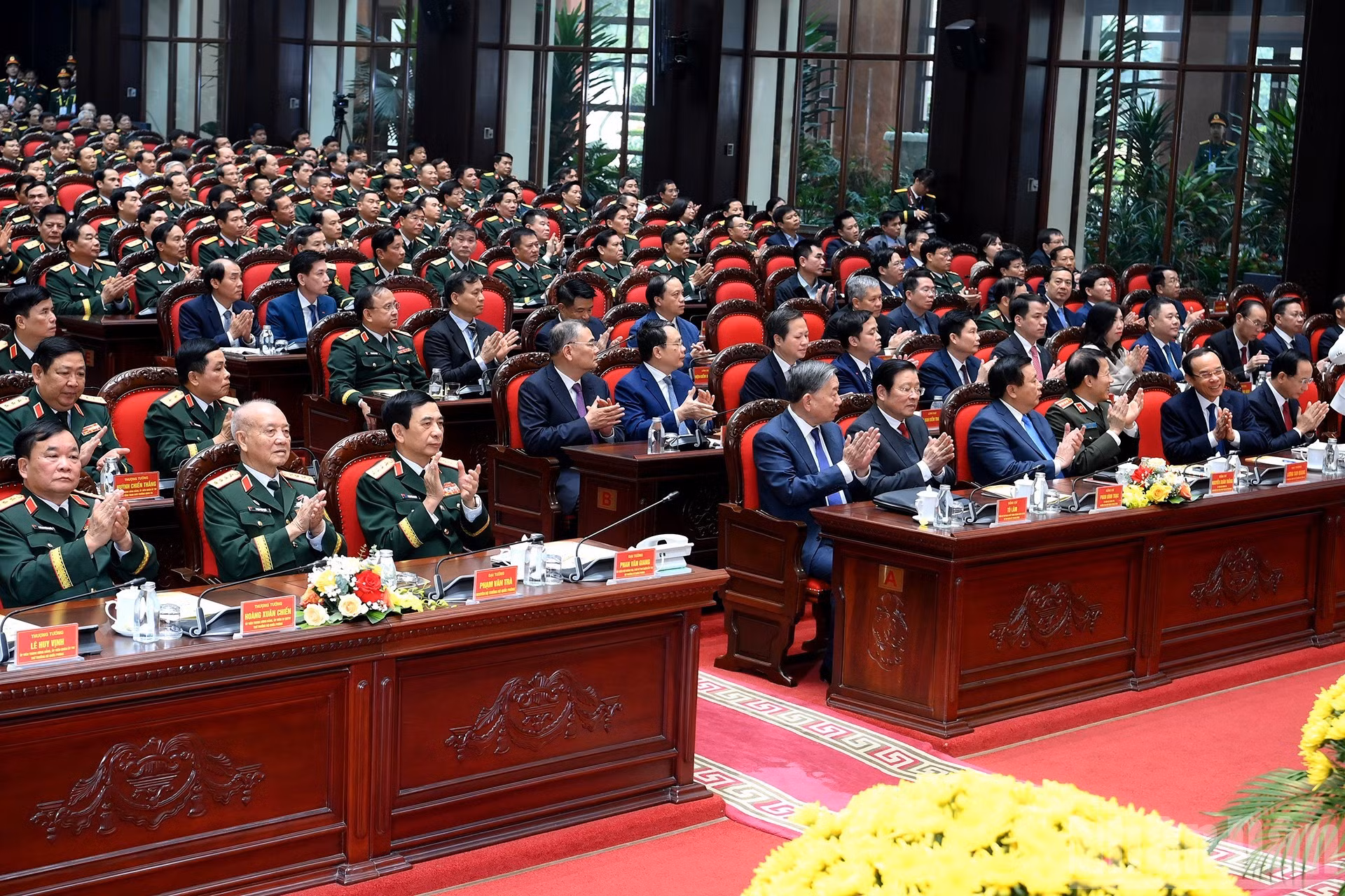 苏林总书记、党和国家领导、各位代表出席仪式。