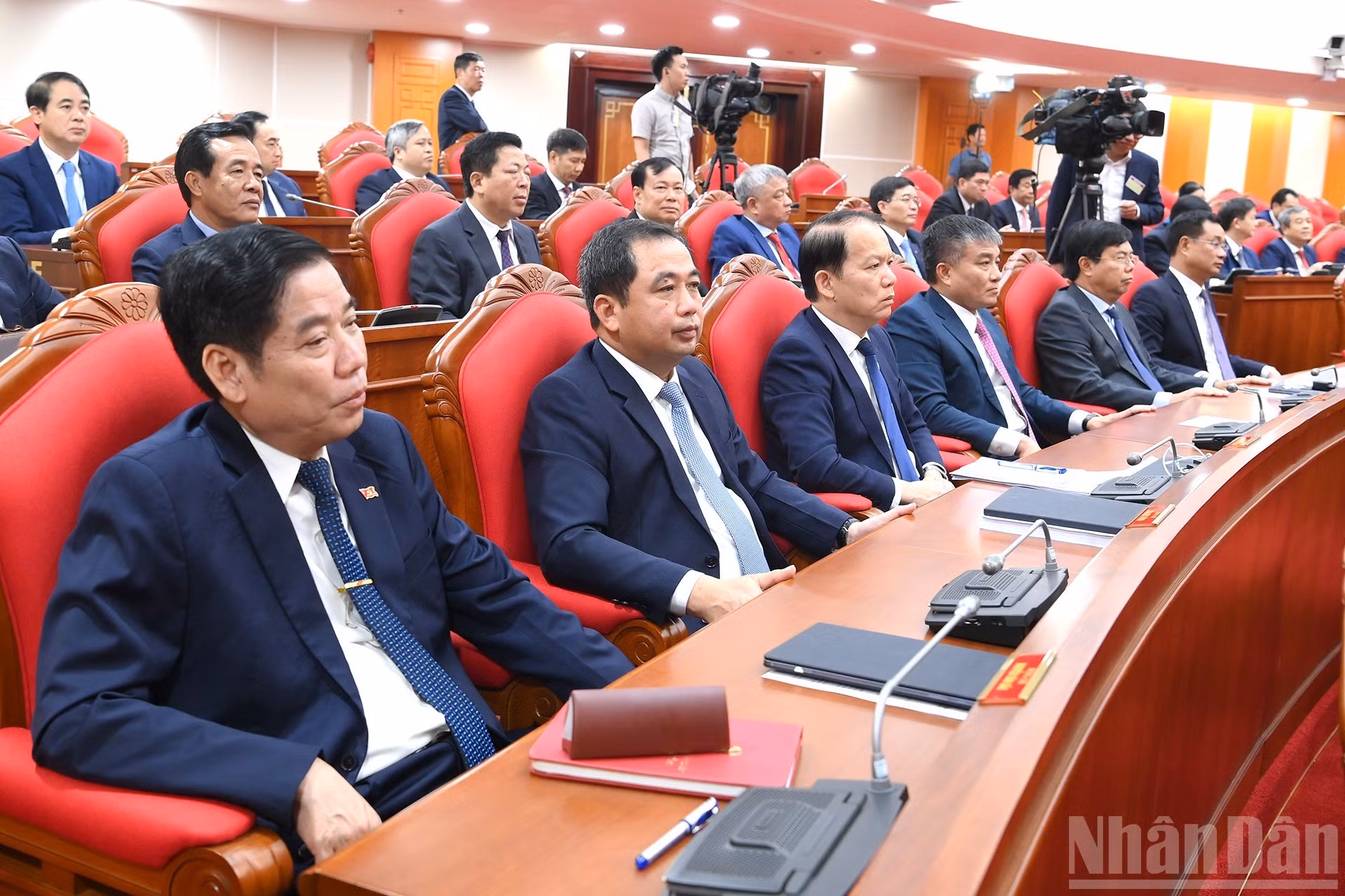 各位代表出席会议。