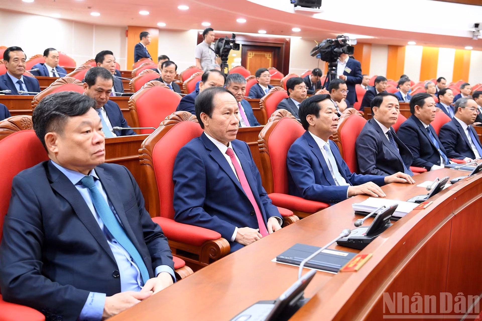 各位代表出席会议。