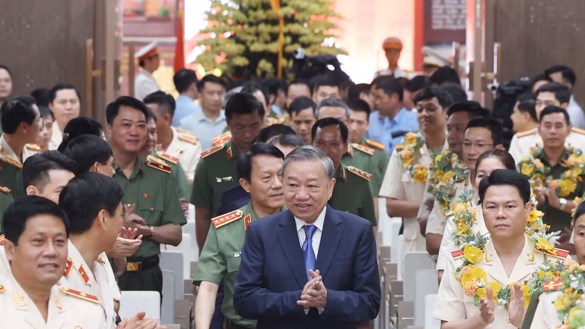 苏林总书记会见出席第九次“致力于祖国安全”竞赛大会的典范代表。