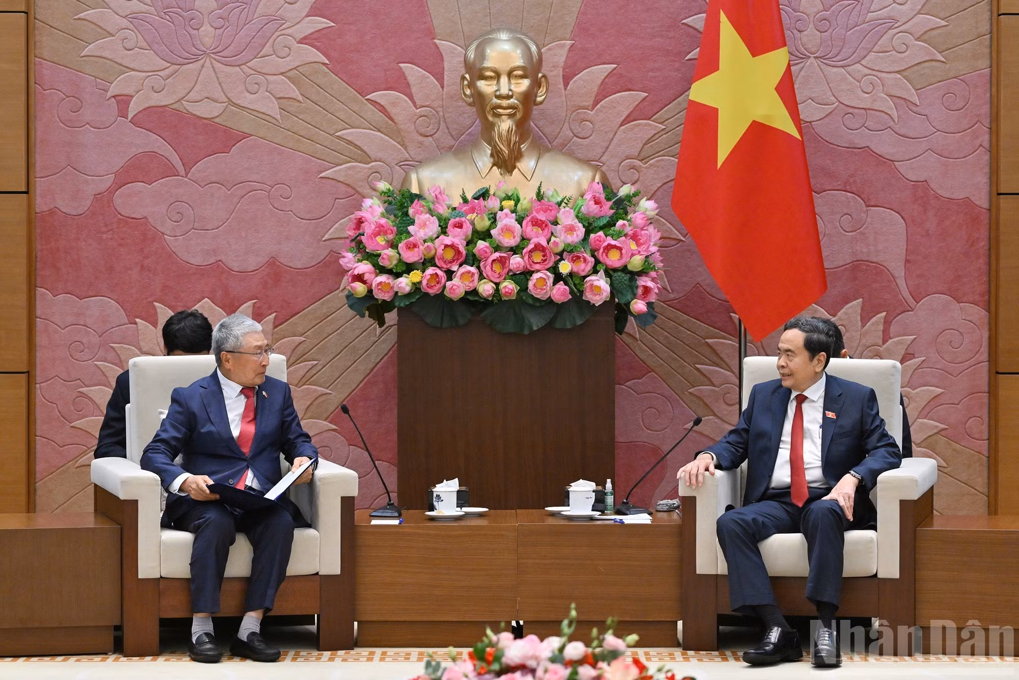 越南国会主席陈青敏会见 韩越友好协会主席李辛贾。