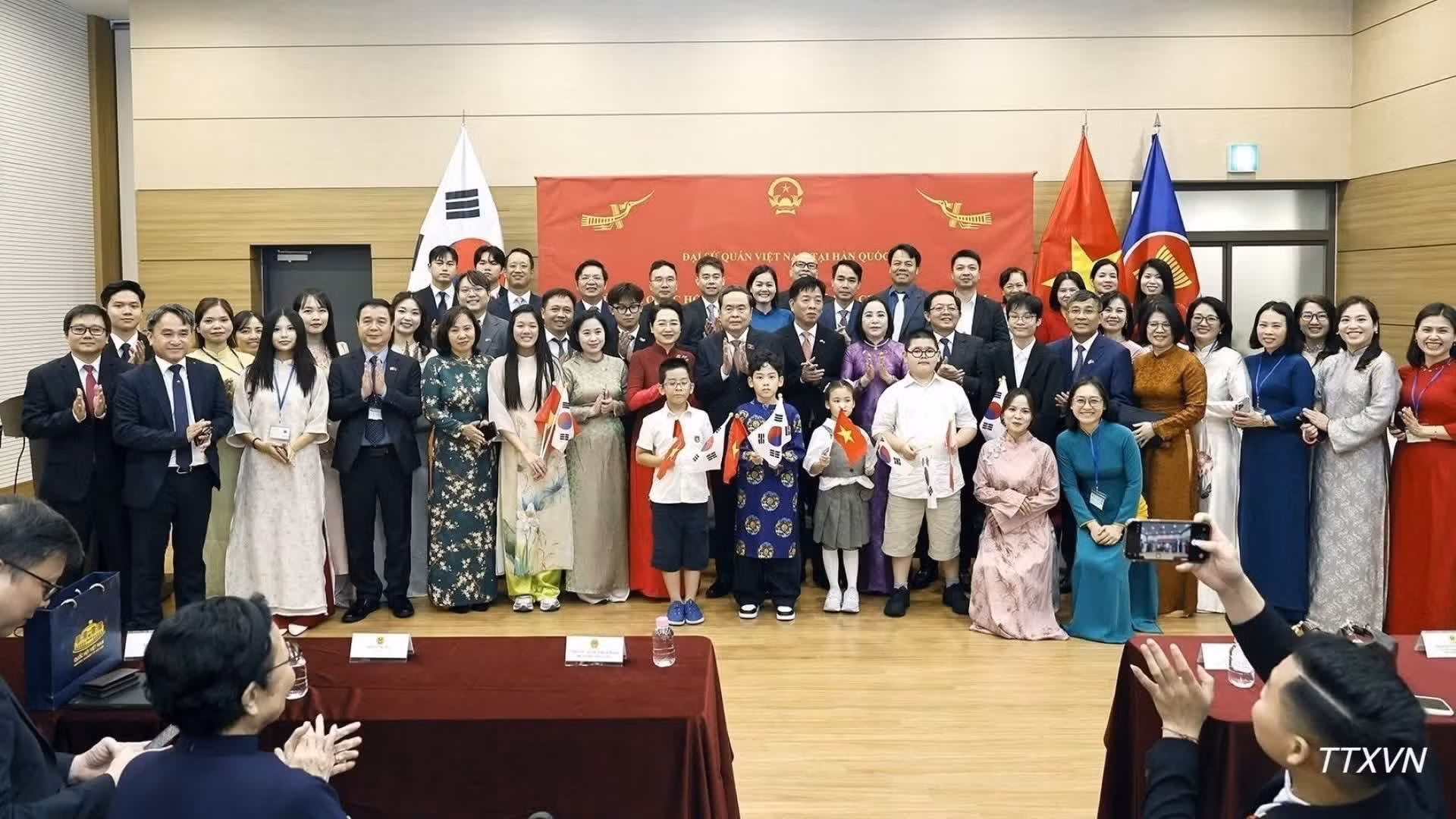越南国会主席及夫人会见越南驻韩国大使馆干部人员及旅居韩国越南人社群代表【组图】