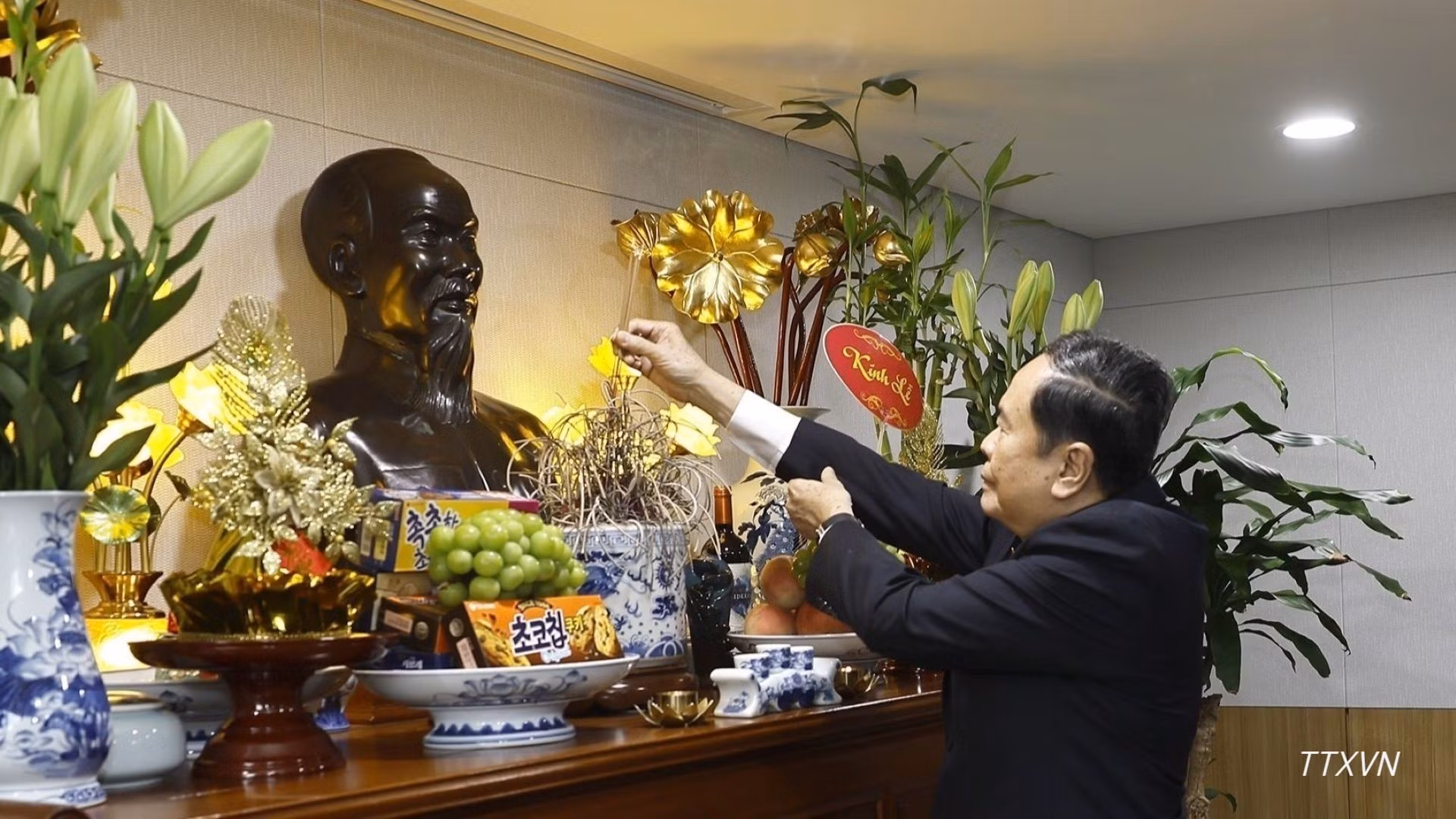 国会主席陈青敏在越南驻韩国大使馆上香缅怀胡志明主席。
