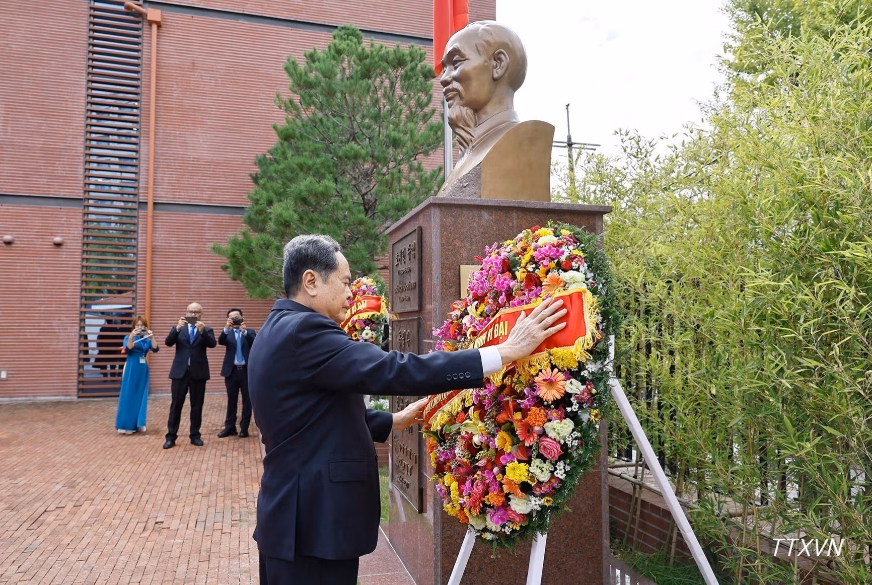 国会主席陈青敏向设在越南驻韩国大使馆院内的胡志明主席塑像敬献花圈。