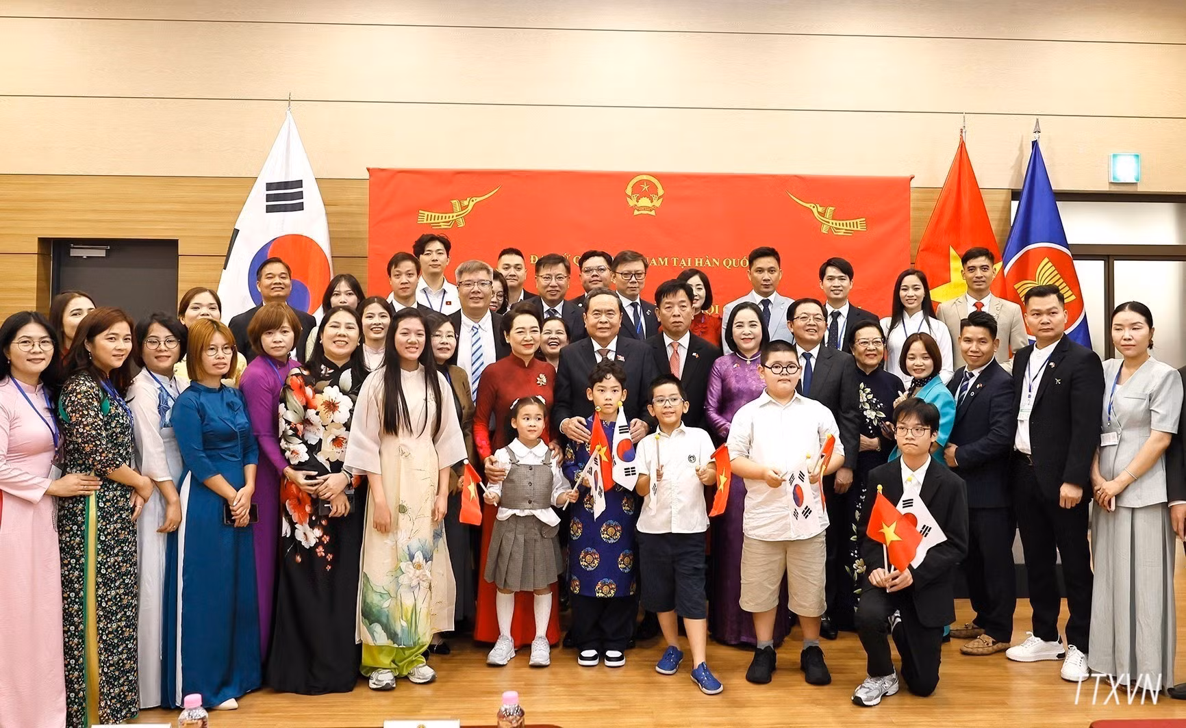 越南国会主席及夫人会见越南驻韩国大使馆干部人员及旅居韩国越南人社群代表。