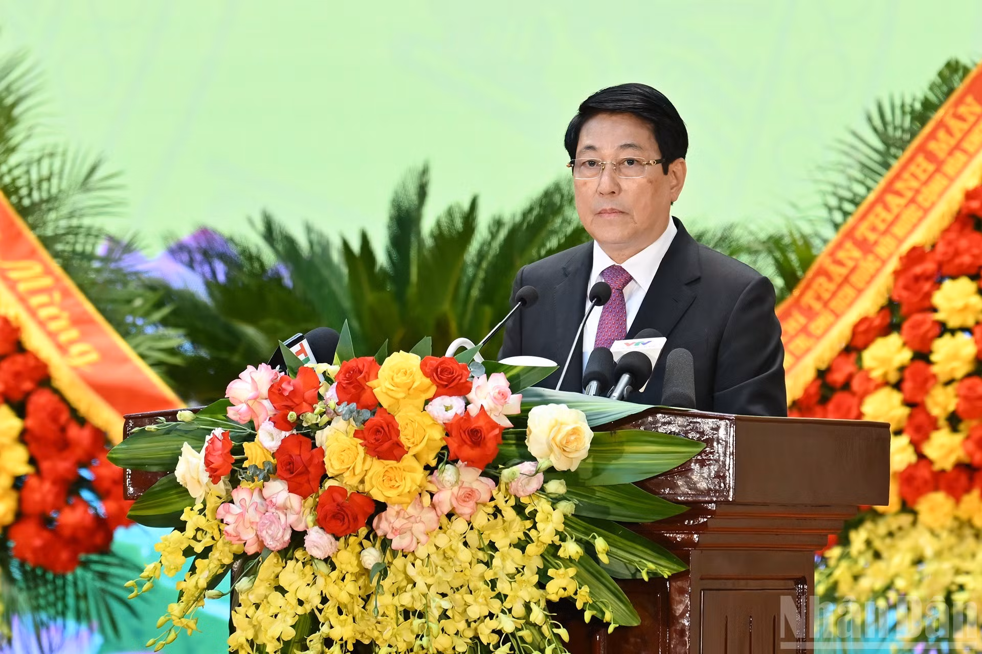 国家主席梁强在会上发表讲话。
