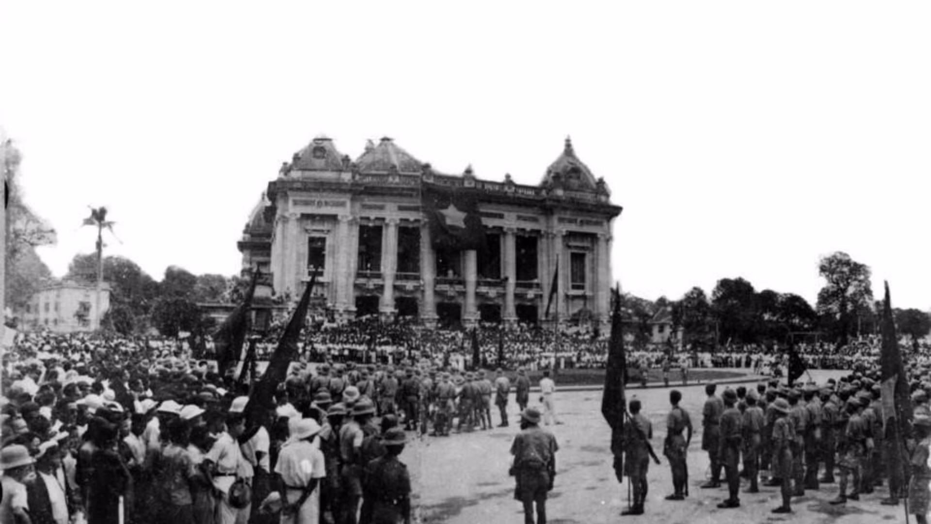1945年8月30日，来自战区的游击队进入河内，聚集在歌剧院前。（资料图：越通社）