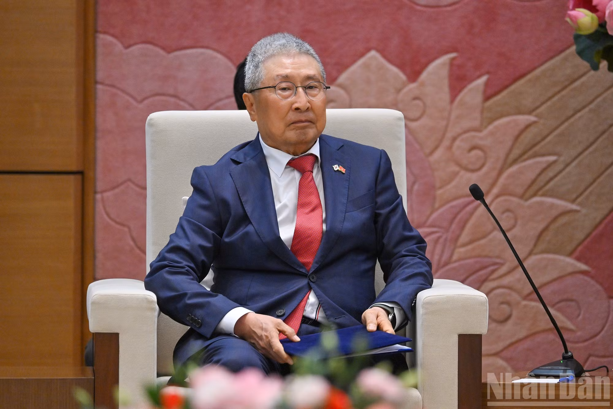 韩越友好协会主席李辛贾在会上发表讲话。