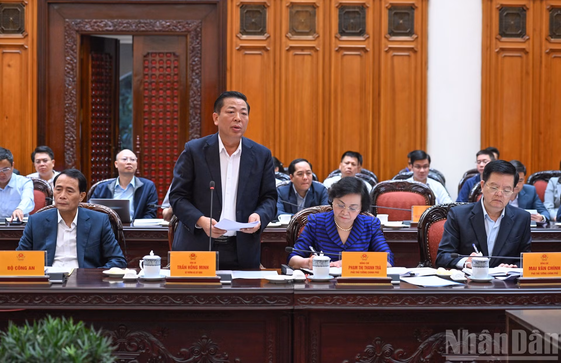 建设部部长陈鸿明在会上发表讲话。